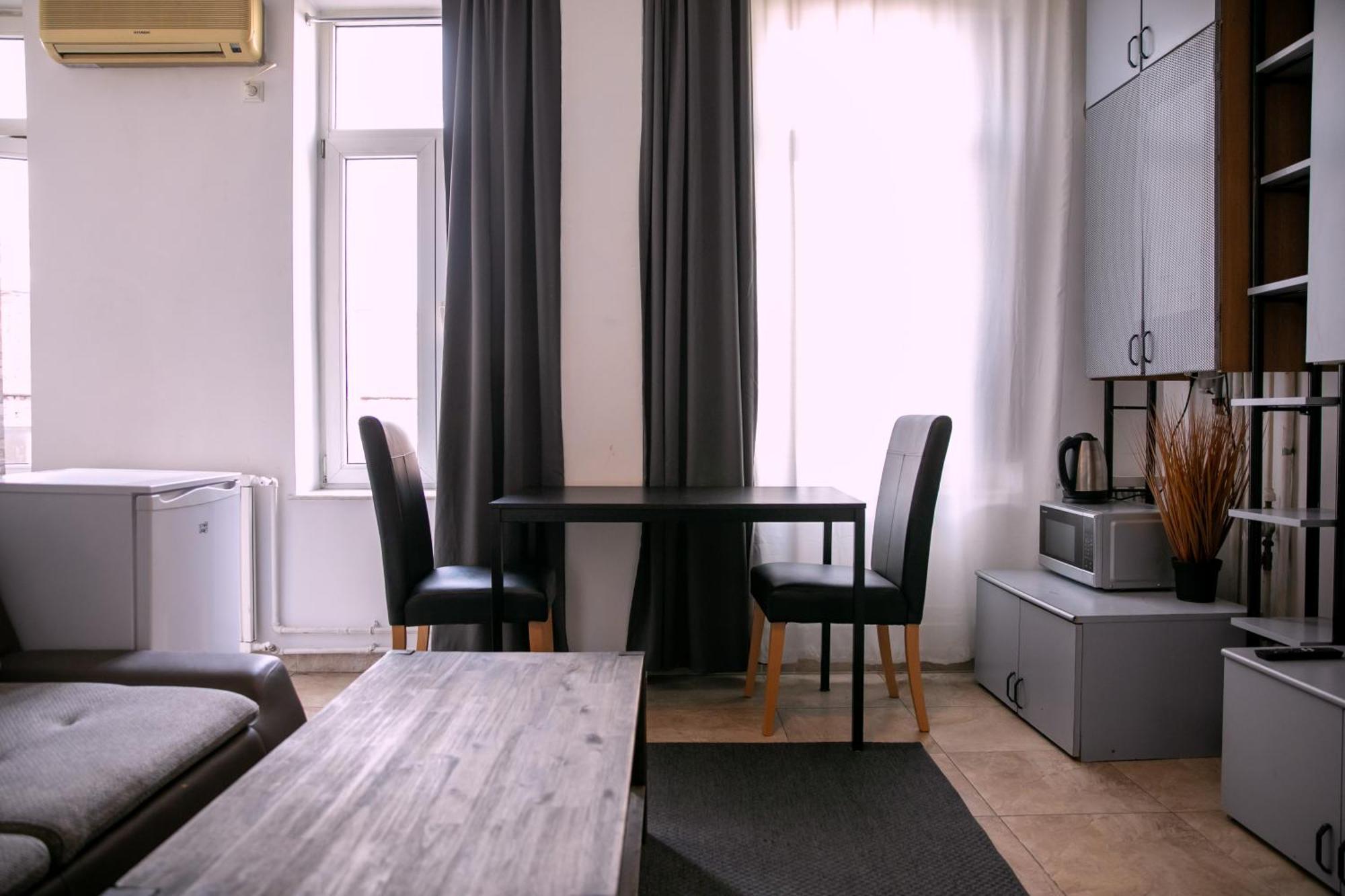 Color Apartments Street Blanari 12 ブカレスト エクステリア 写真